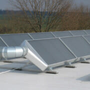 Solar Luftkollektor von LK Metall installiert auf einem Firmengebäude