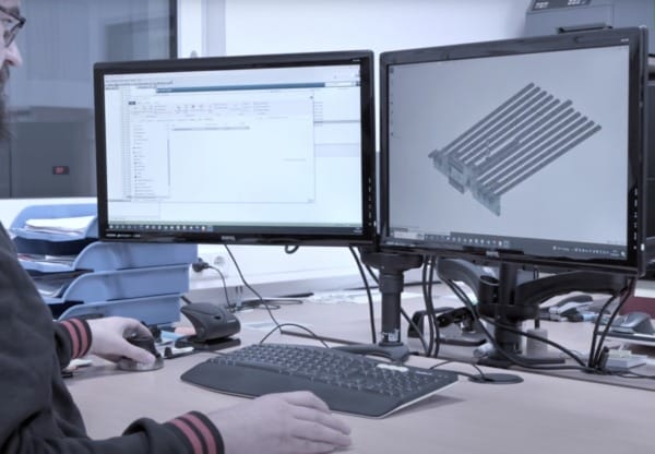 Blechbearbeitung 3D Produkt Modellbearbeitung an 2 Bildschirmen